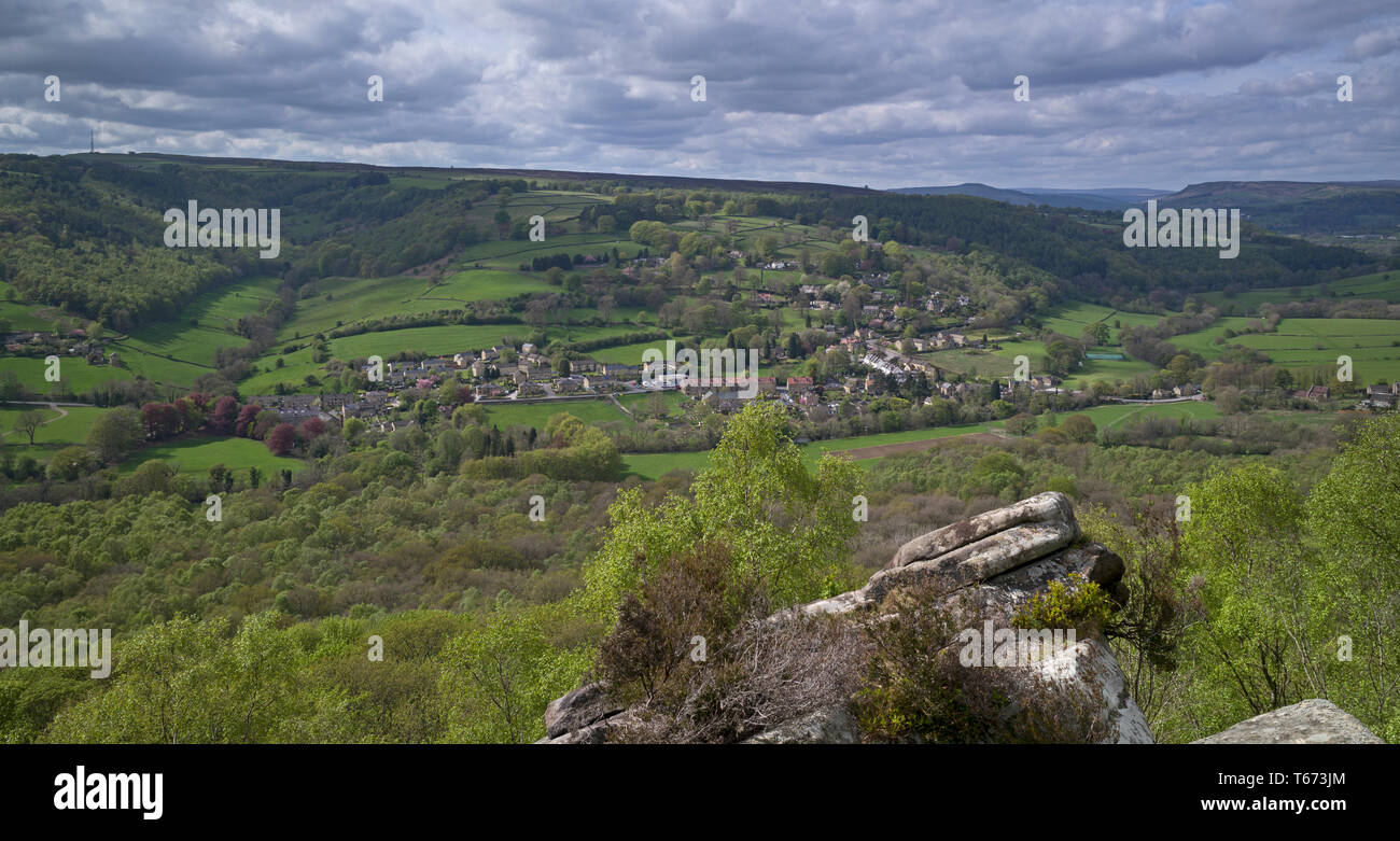 Grindleford Dorf aus froggatt Kante mit Peak District Hügel im Hintergrund gesehen Stockfoto