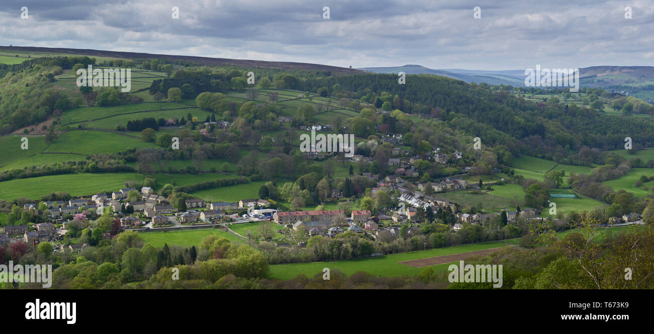 Grindleford Dorf aus froggatt Kante mit Peak District Hügel im Hintergrund gesehen Stockfoto