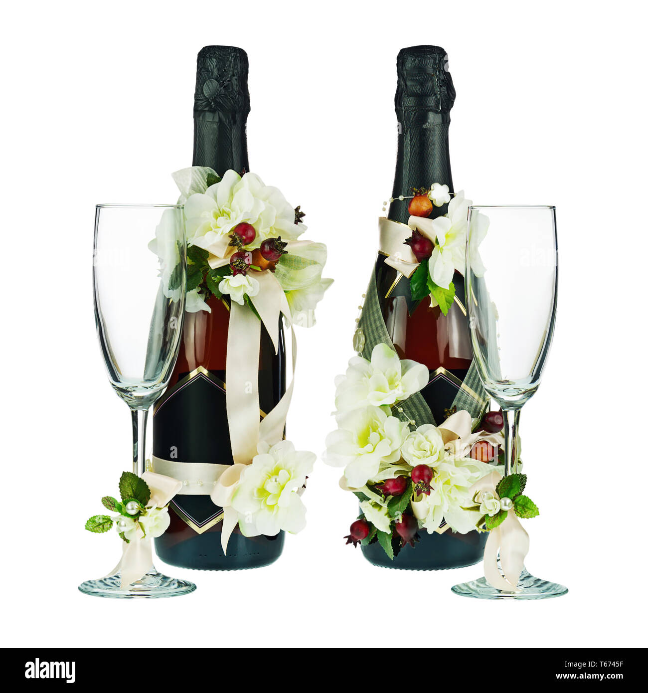Champagner Flaschen mit Glas und Hochzeit Dekoration von Blumenarrangements. Stockfoto
