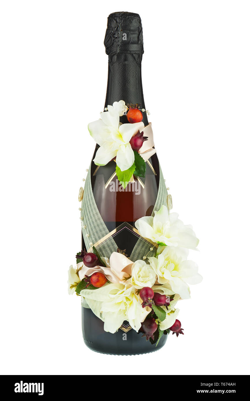 Champagner Flasche mit Hochzeit Dekoration von Blumenarrangements isoliert. Stockfoto