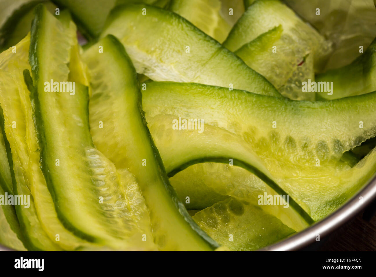 Ein Edelstahl Servierschale voller frische Gurke (cucumis Sativus) Salat Stockfoto