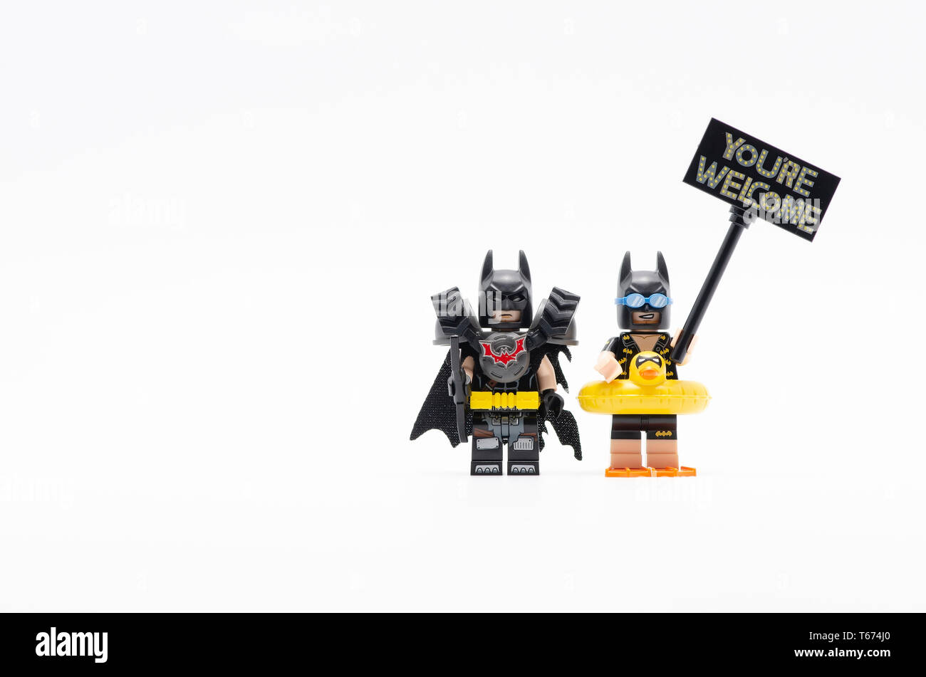 Lego Batman Kampf mit Ferienhäuser batman hält Sie bereit sind willkommen. Lego Minifiguren sind von der Lego Gruppe hergestellt. Stockfoto