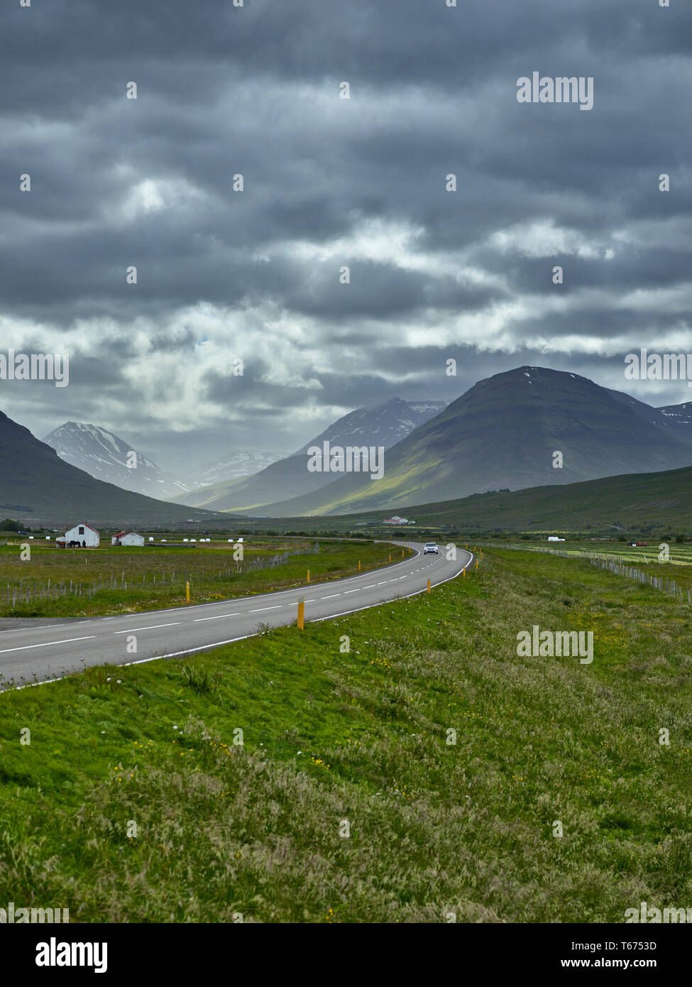 Leere Straße in die Landschaft, Island Stockfoto