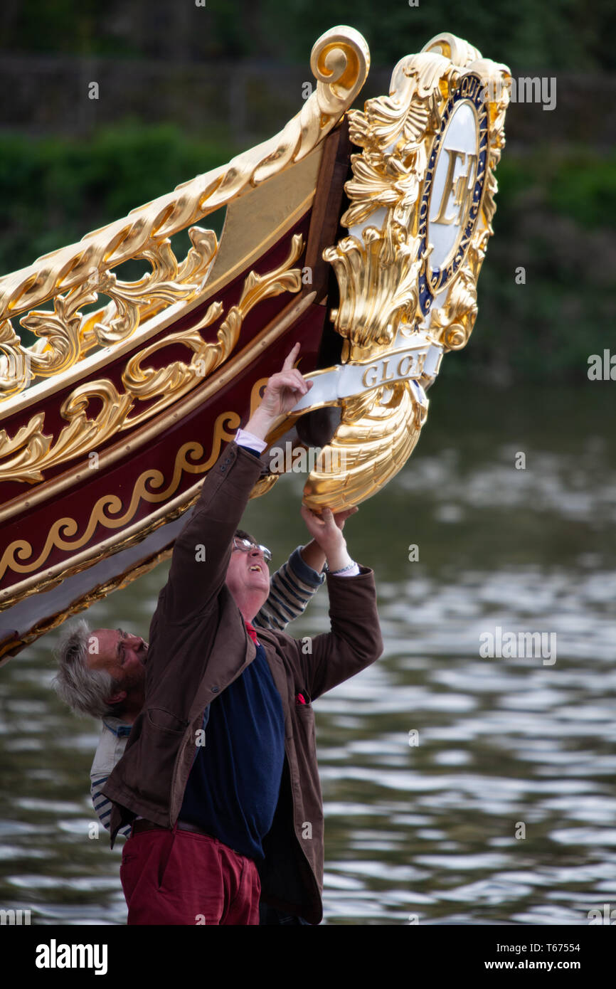 Den letzten Schliff wird im Richmond vor der offiziellen Namensgebung Zeremonie an Grönland Pier, Deptford, London angewendet. Stockfoto