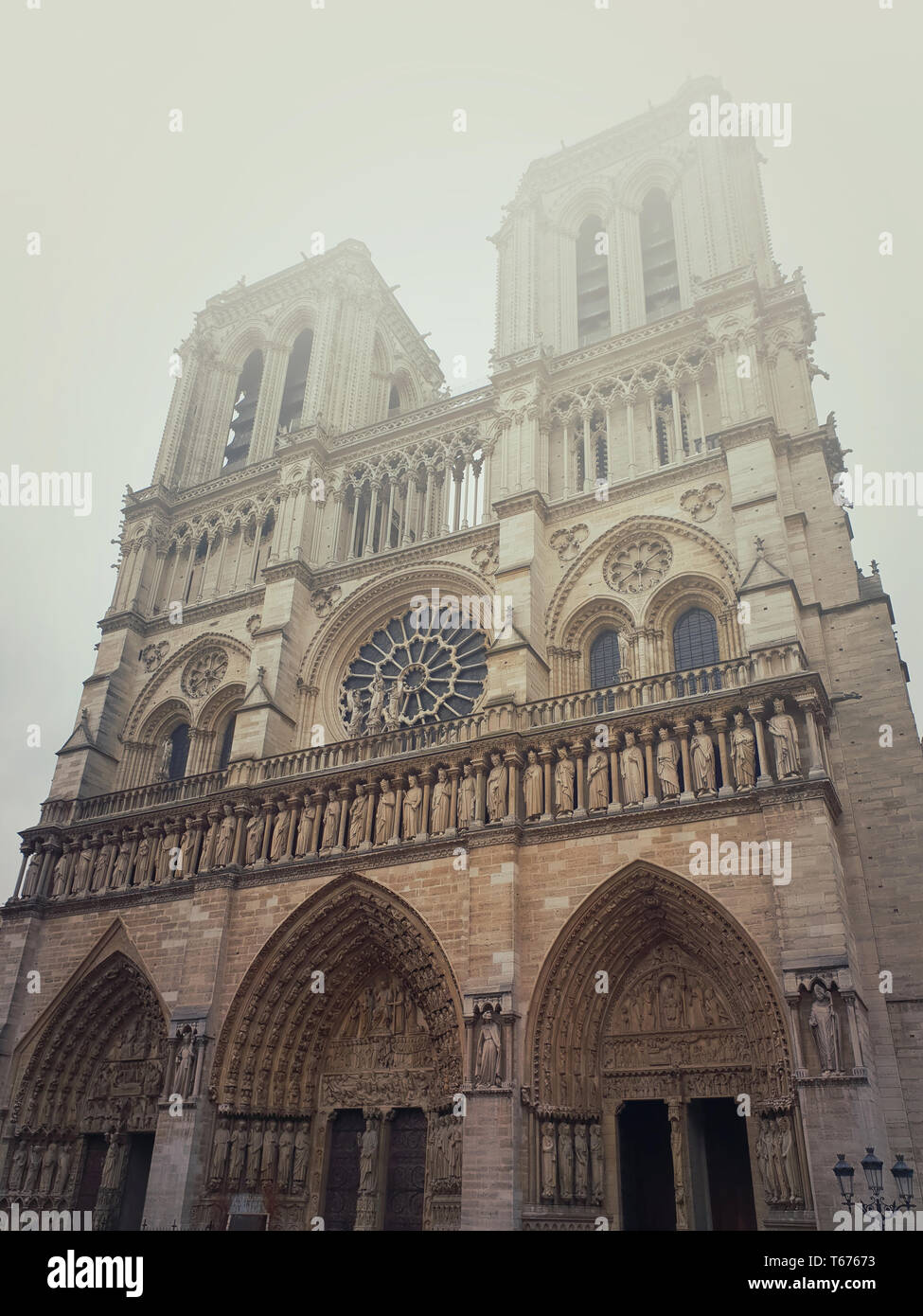 Notre Dame de Paris Kathedrale Fassade in einer nebligen Morgen. Wunderschöne gotische Architektur. Stockfoto