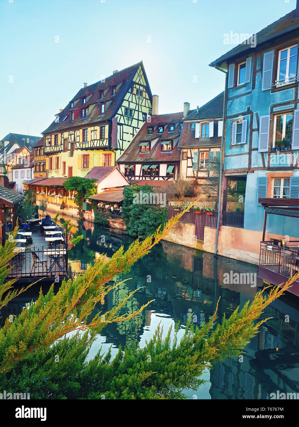 Farbenfrohe romantische Stadt Colmar, Frankreich, Elsass. Traditionelle Häuser in der Nähe des Flusses. Mittelalterliche home Fassade, historischen Stadt. Schöne idyllische Architektur. Stockfoto