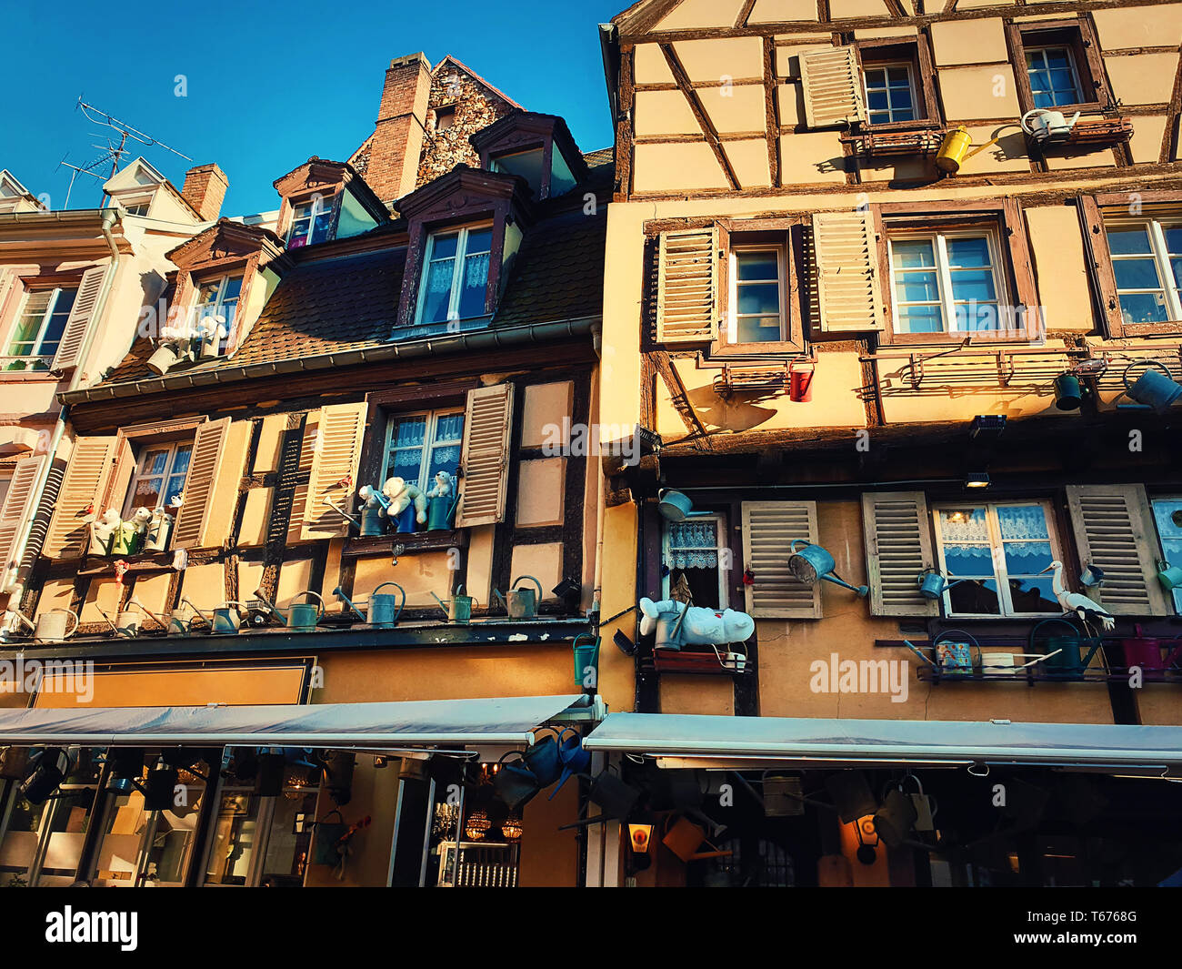 Farbenfrohe Gebäude aus Holz Fassade in Colmar, Frankreich, Elsass. Historische Stadt traditionellen Haus. Mittelalterlicher Architektur. Stockfoto