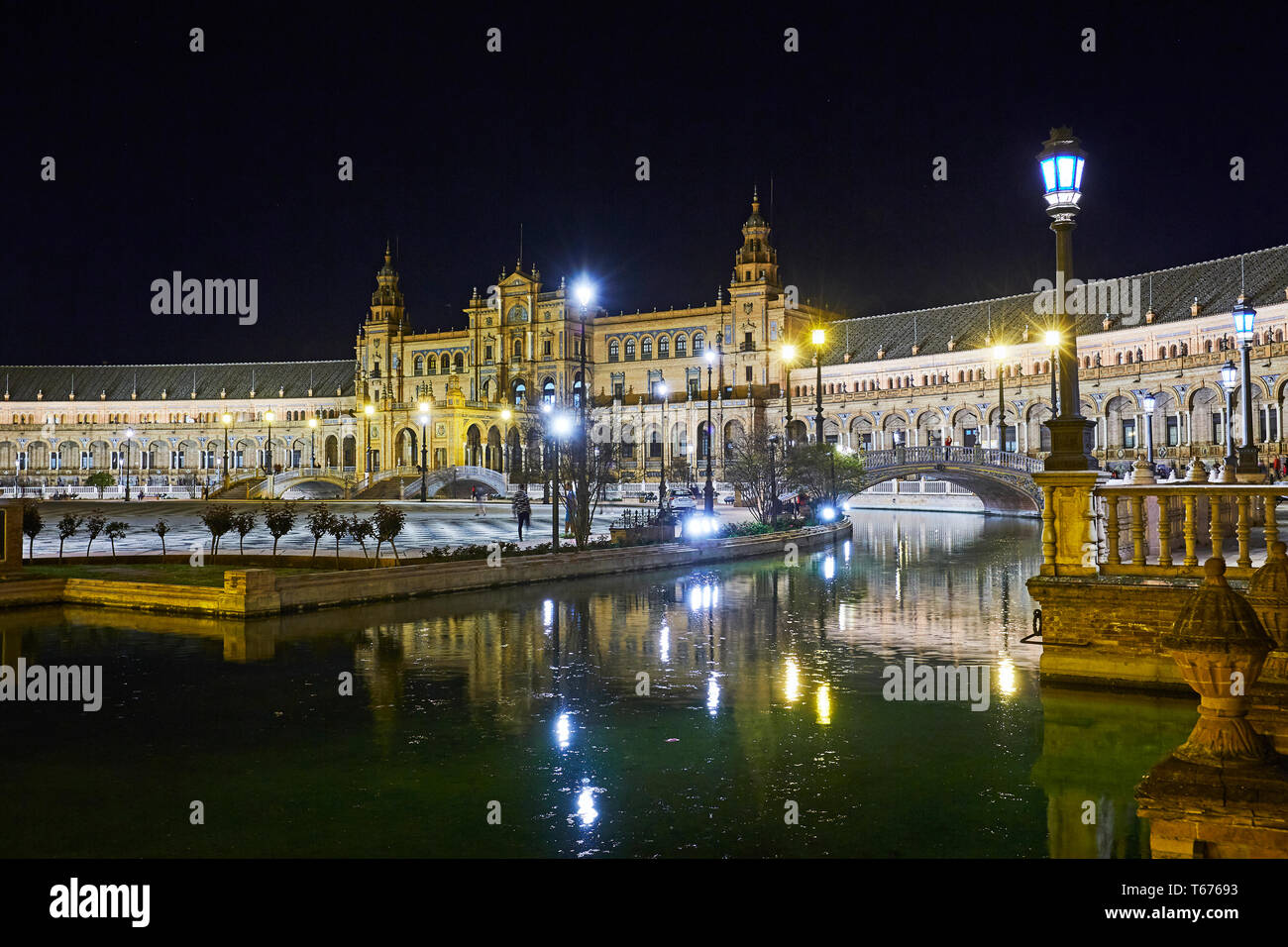 Die neo Renaissance 'Plaza de España' in Sevilla bei Nacht beleuchtet Stockfoto