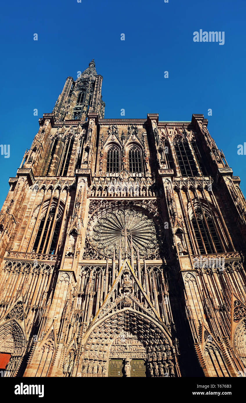 Haupteingang des Römisch-katholischen Kathedrale Notre Dame von Straßburg im Elsass, Frankreich. Schönen sonnigen Tag mit strahlend blauem Himmel. Majestätische gotische Architektur Stockfoto