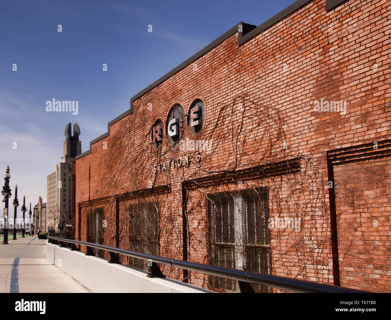 Rochester, New York, USA. April 25, 2019. Breite Straße neben dem RG E Power Station 6 in der Innenstadt von Rochester, New York Stockfoto