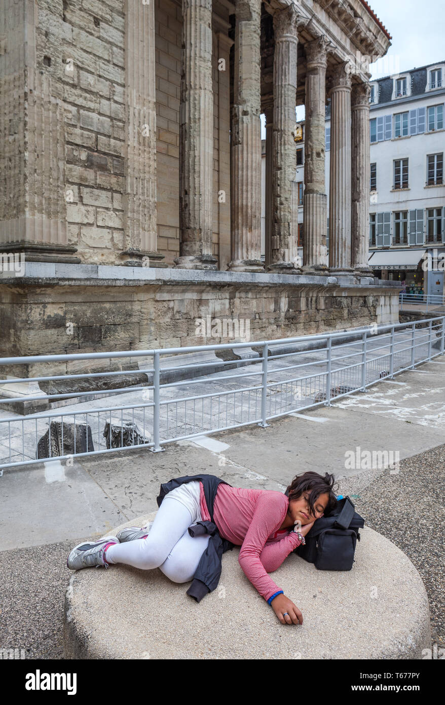 Jugendlich touristische Schlafen neben Augusto und Livia Tempel, Vienne Frankreich Stockfoto