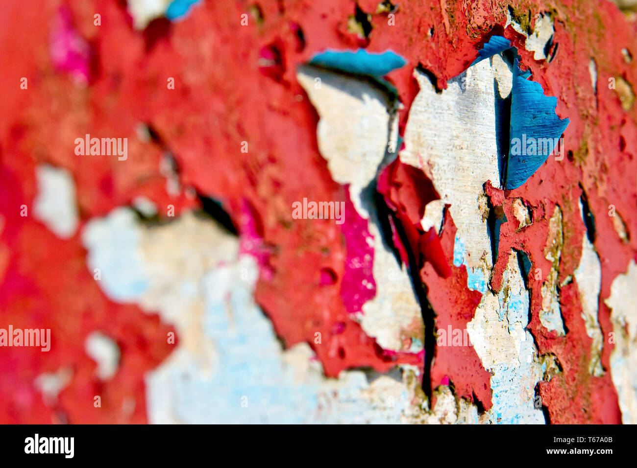 Rote Farbe mit einem blauen Unterwolle Peeling entfernt auf einem weißen Hintergrund. Stockfoto