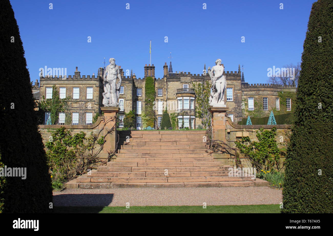 Renishaw Hall durch Formschnitt Eibe Hedging in der formalen Garten im Frühjahr gesehen, in der Nähe von Sheffield, North East Derbyshire, England, Großbritannien Stockfoto