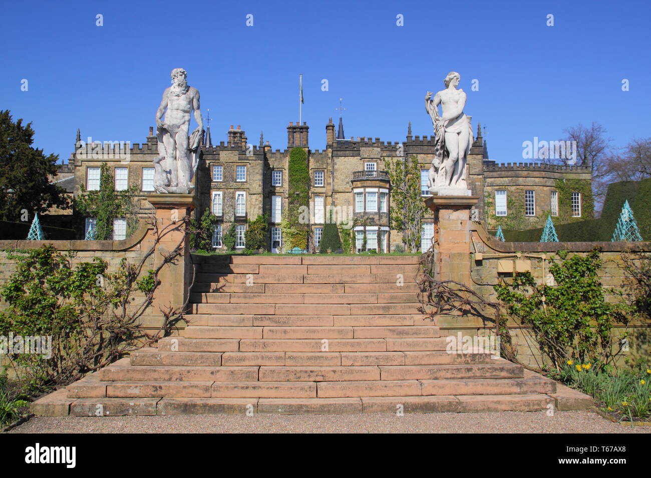Renishaw Hall anf Gärten von einem formalen Italienischen Garten im Frühjahr gesehen, in der Nähe von Sheffield, North East Derbyshire, England, Großbritannien Stockfoto