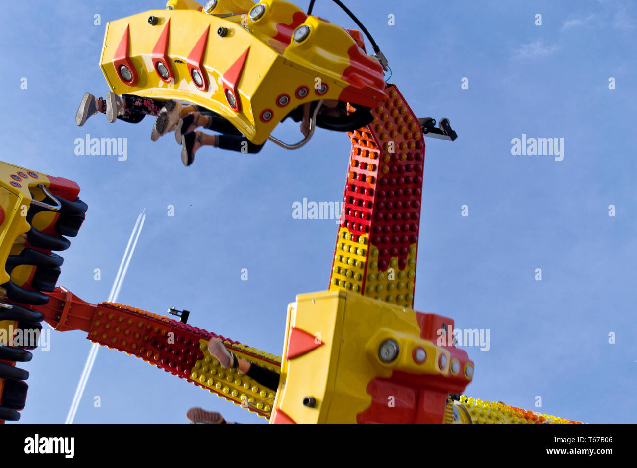 Amusement Machine im Luna Park. Drehen oszillierende Arm mit Stühlen ein Flugzeug auf dem Hintergrund Stockfoto
