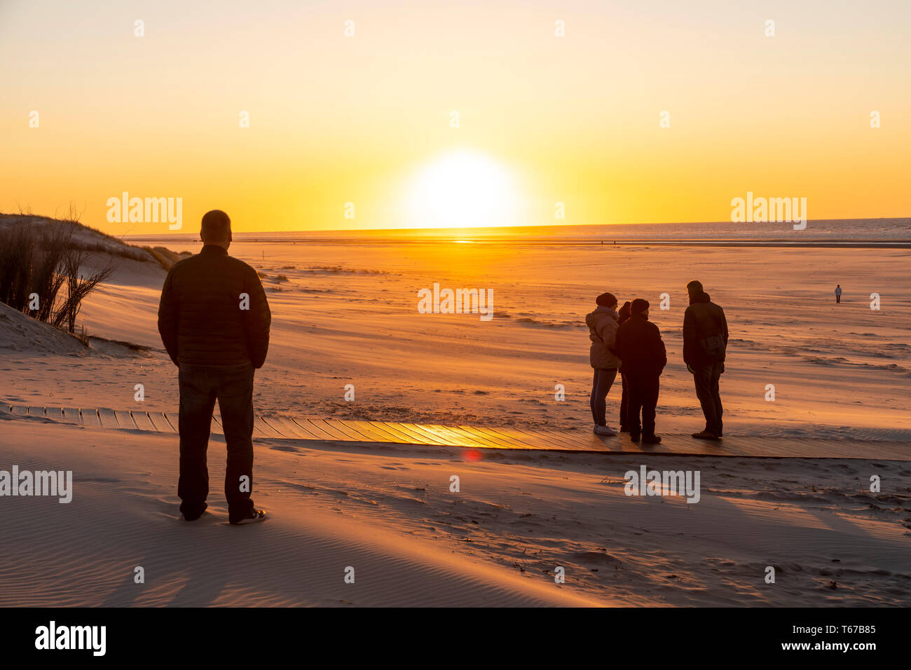 Nordsee Insel Juist, Ostfriesland, Strand, Menschen am Strand, bei Sonnenuntergang, Niedersachsen, Deutschland, Stockfoto