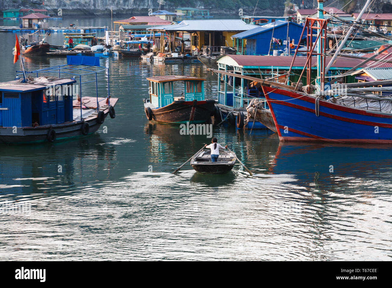 Vielfalt der traditionellen Boote in Halong Hafen in Vietnam günstig Stockfoto