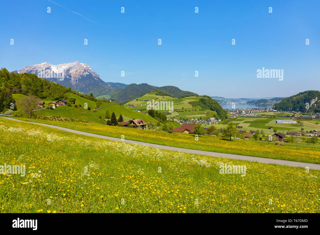 Blick vom Fuß des Mt. Im Schweizer Kanton Nidwalden in Richtung See Luzern Stanserhorn Anfang Mai. Gipfel des Mt. Pilatus auf der linken Seite Stockfoto
