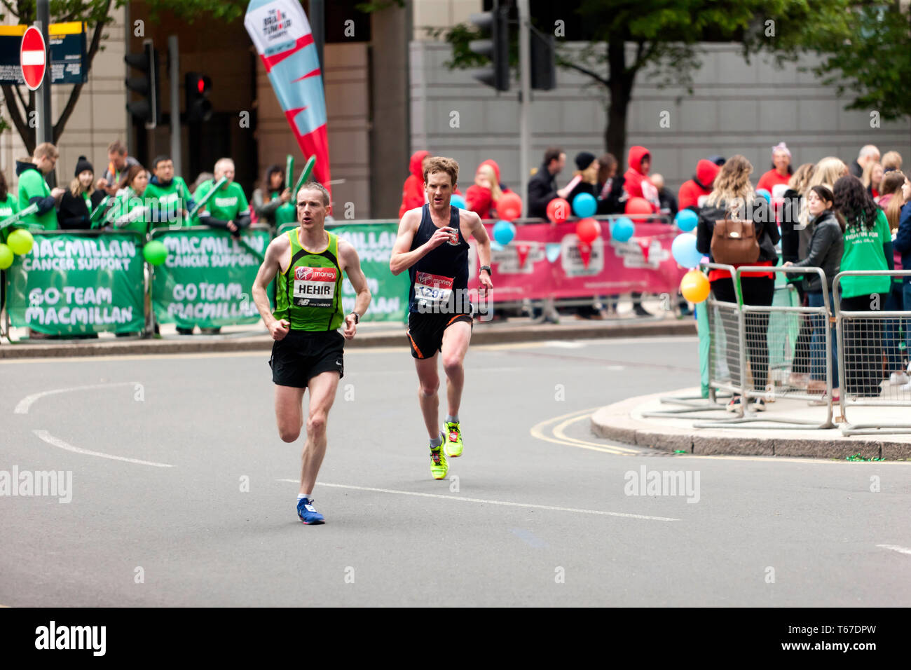 John Gilbert (Kent AC), in der London Marathon 2019 konkurrieren. John beendete 2. in seiner Kategorie, in einer Zeit von 02:19:03. Sean Hehir (IRL), beendete 31. in der Mans Elite Kategorie, in einer Zeit von 02:18:58. Stockfoto