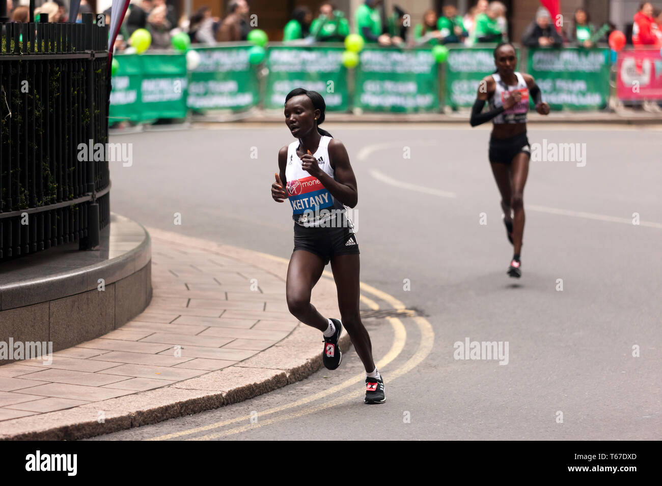 Kenianische Langstreckenläufer, Mary Keitany konkurrieren in 2019 der Elite Frauen London Marathon. Maria ging in einer Zeit von 02:20:58 5 zu beenden Stockfoto