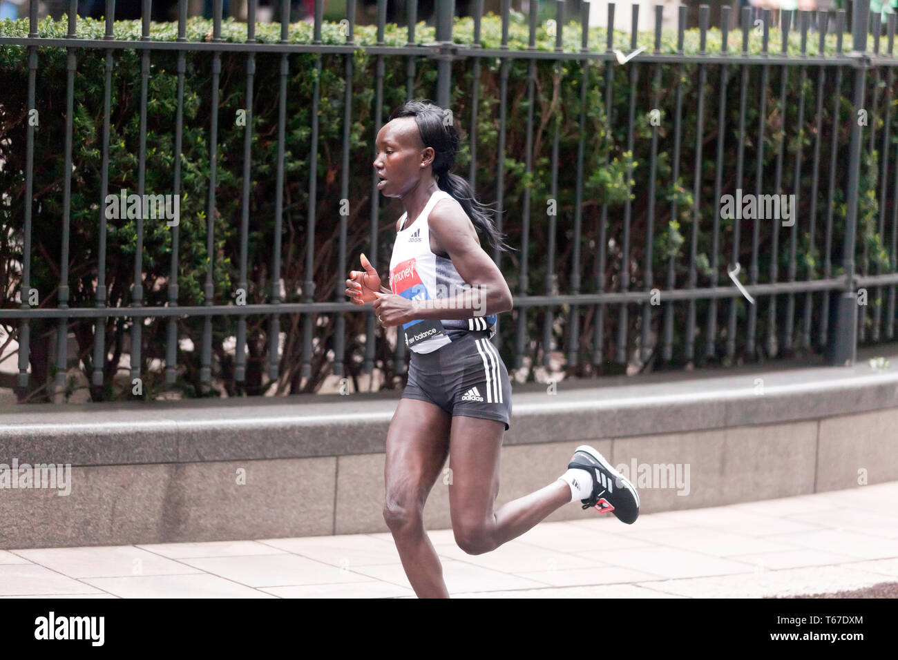 Kenianische Langstreckenläufer, Mary Keitany konkurrieren in 2019 der Elite Frauen London Marathon. Maria ging in einer Zeit von 02:20:58 5 zu beenden Stockfoto