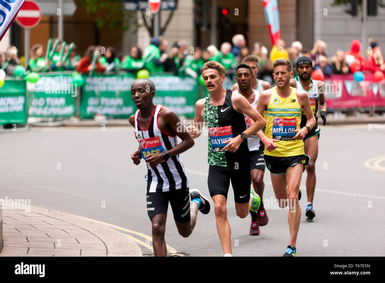 Jack Rayner (Australien), führenden Jonathon Mellor (Großbritannien), die während der 2019 London Marathon. Sie wen am 14. und 19. bzw. zu beenden. Stockfoto