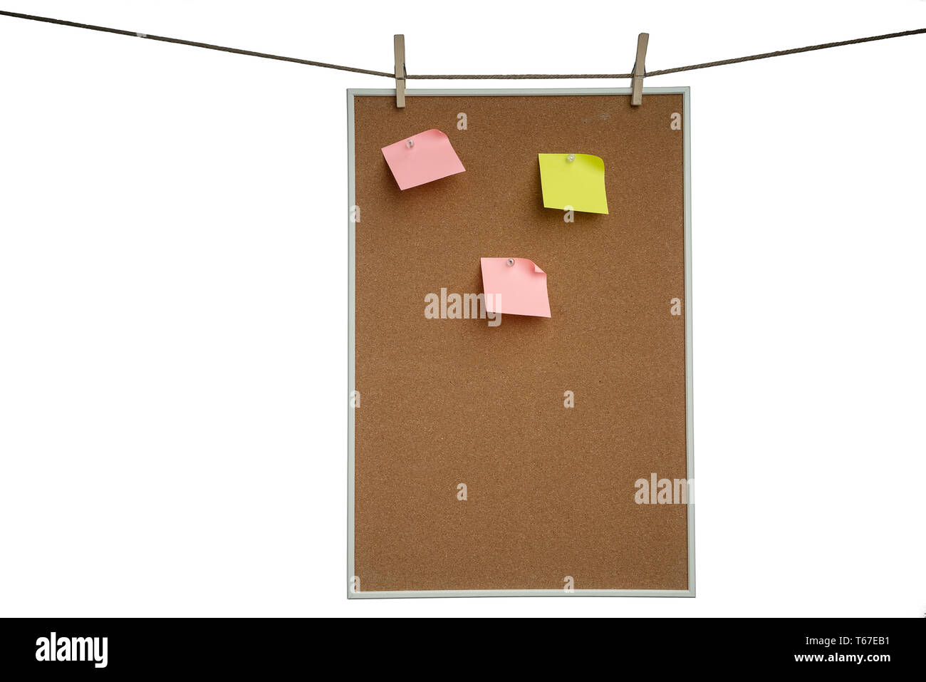 Notebook leeres Blatt Papier auf die Pinnwand im Büro weiße Wand Stockfoto