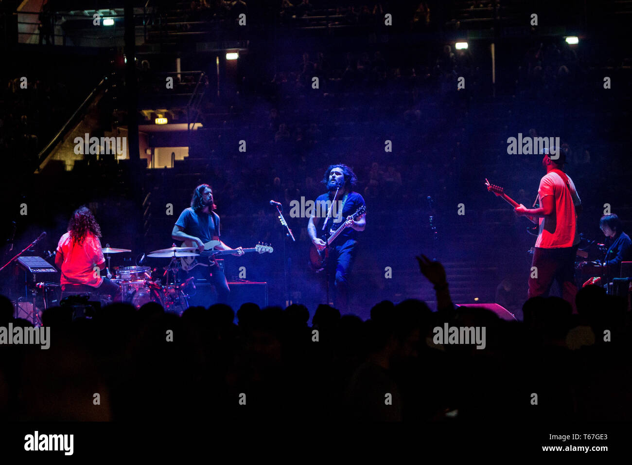 Mailand Italien. 29. April 2019. Die Australischen Indie-Rock-Band Bande von Jugendlichen führt live auf der Bühne des Mediolanum Forum Eröffnung der Show von Mumford & Sohn Stockfoto