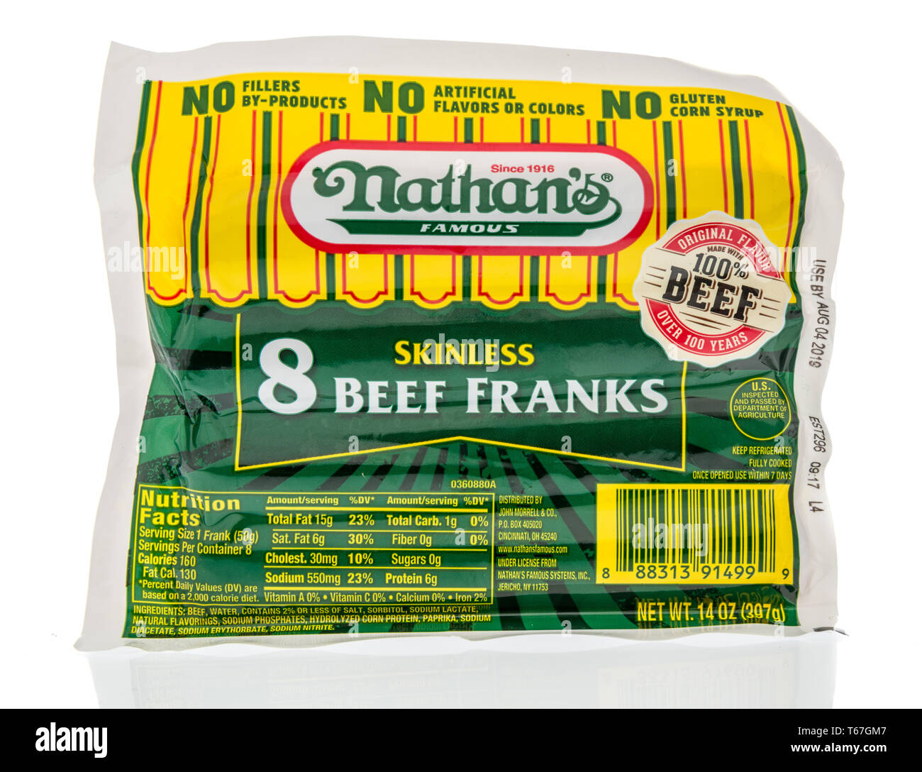 Winneconne, WI - 22. April 2019: ein Paket von Nathans berühmten Hautlosen Rindfleisch Franks auf einem isolierten Hintergrund Stockfoto