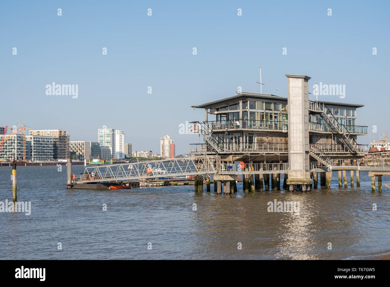 Modernes Gebäude von Greenwich Yacht Club an der Themse Stockfoto