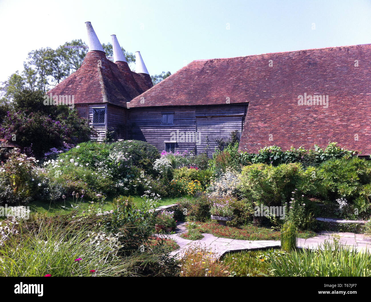 Das unverwechselbare Oast House in Great Dixter, East Sussex/Kent Grenze. Ein historisches Gebäude aus dem 19. Jahrhundert mit traditionellen konischen Öfen und Co Stockfoto