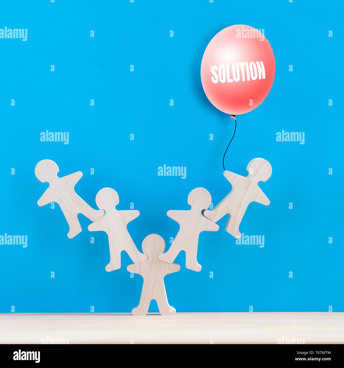 Mehrere Holzfiguren in verschiedenen Situationen. Teamwork Konzept. Brainstorming. Neue Ideen. Nicht standardmäßige Ansatz zur Lösung von Problemen. Stockfoto