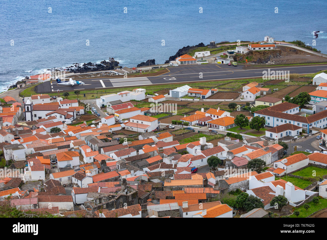 Vila do corvo Dorf und Landebahn, Corvo Island, Azoren, Portugal. Stockfoto