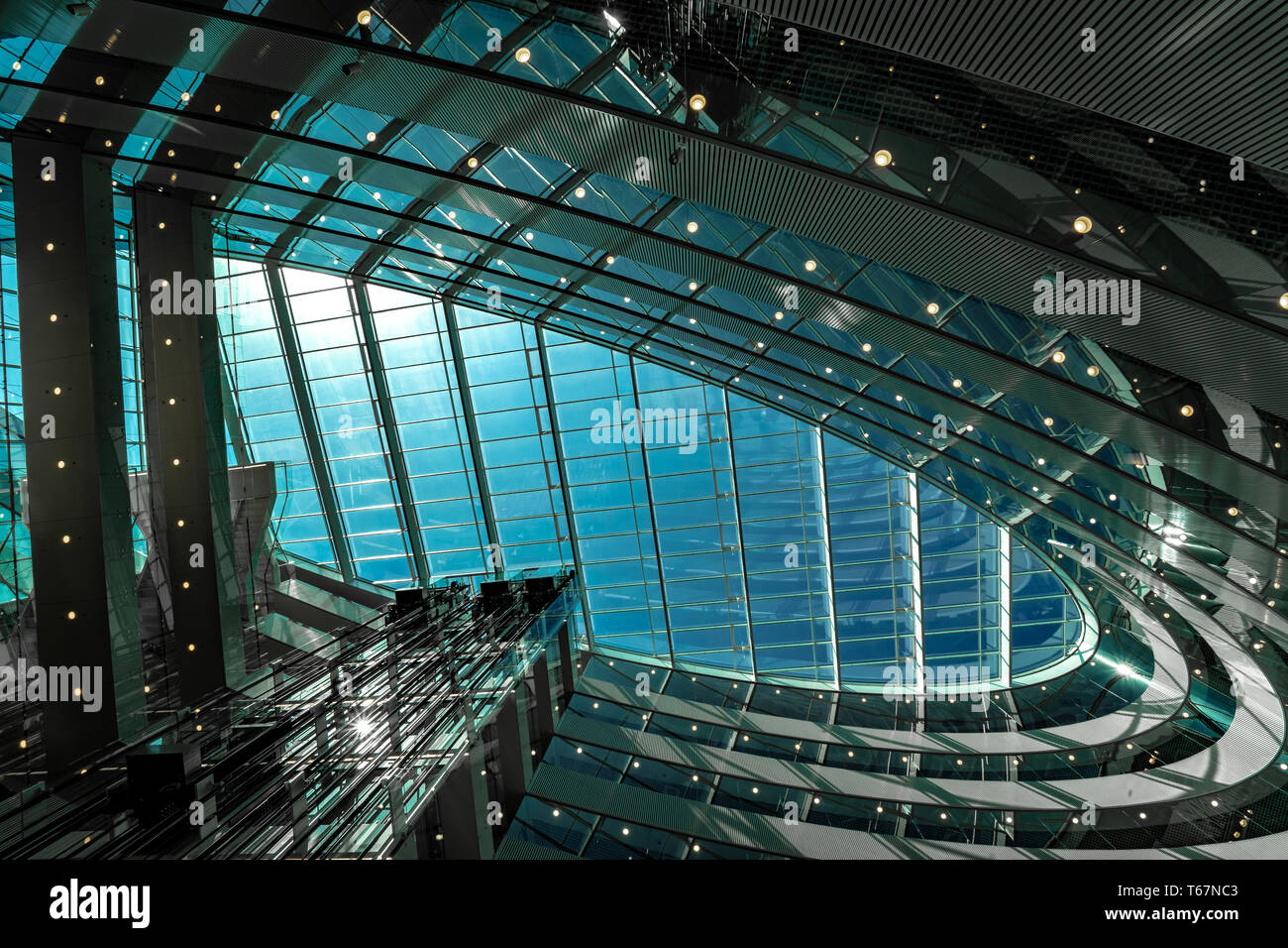 Abstrakte Decke der modernen Architektur. Nach oben Blick vom Büro Gebäude K 29, Vilnius, Litauen Stockfoto