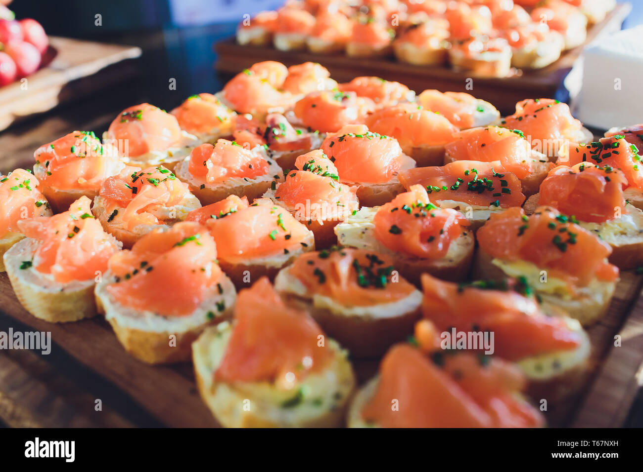 Canapés mit geräuchertem Lachs und Frischkäse Stockfotografie - Alamy