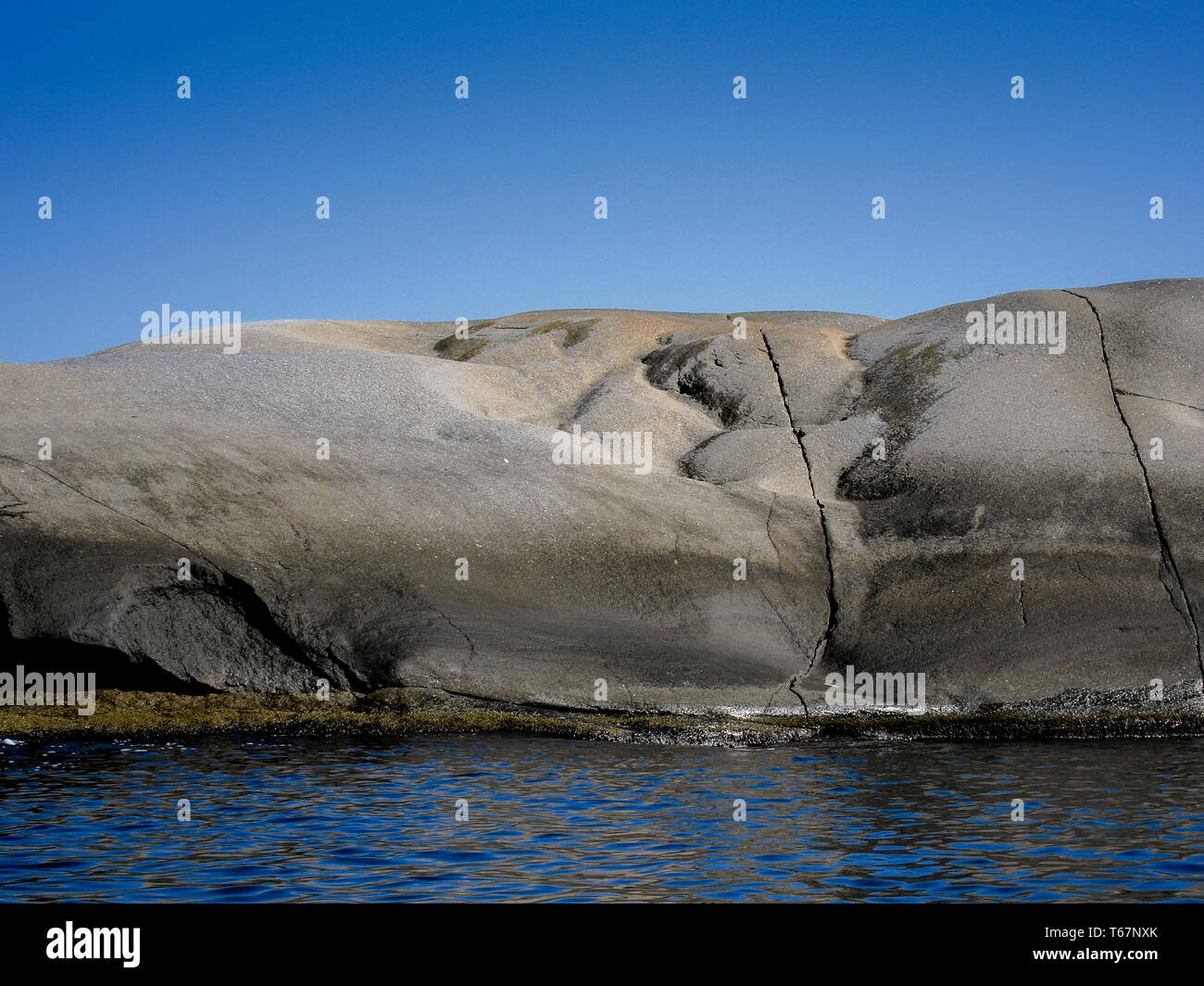 Granitformationen, von Gletschern geformte machen das Fehlen der Sandstrände in Norwegen. Stein Töpfe, genannt 'jettegryter' erstellen fließenden, natürlichen "Stühle", perfekt zum Entspannen im und am Wasser. Diese Formation ist außerhalb Sandefjord gefunden. Stockfoto