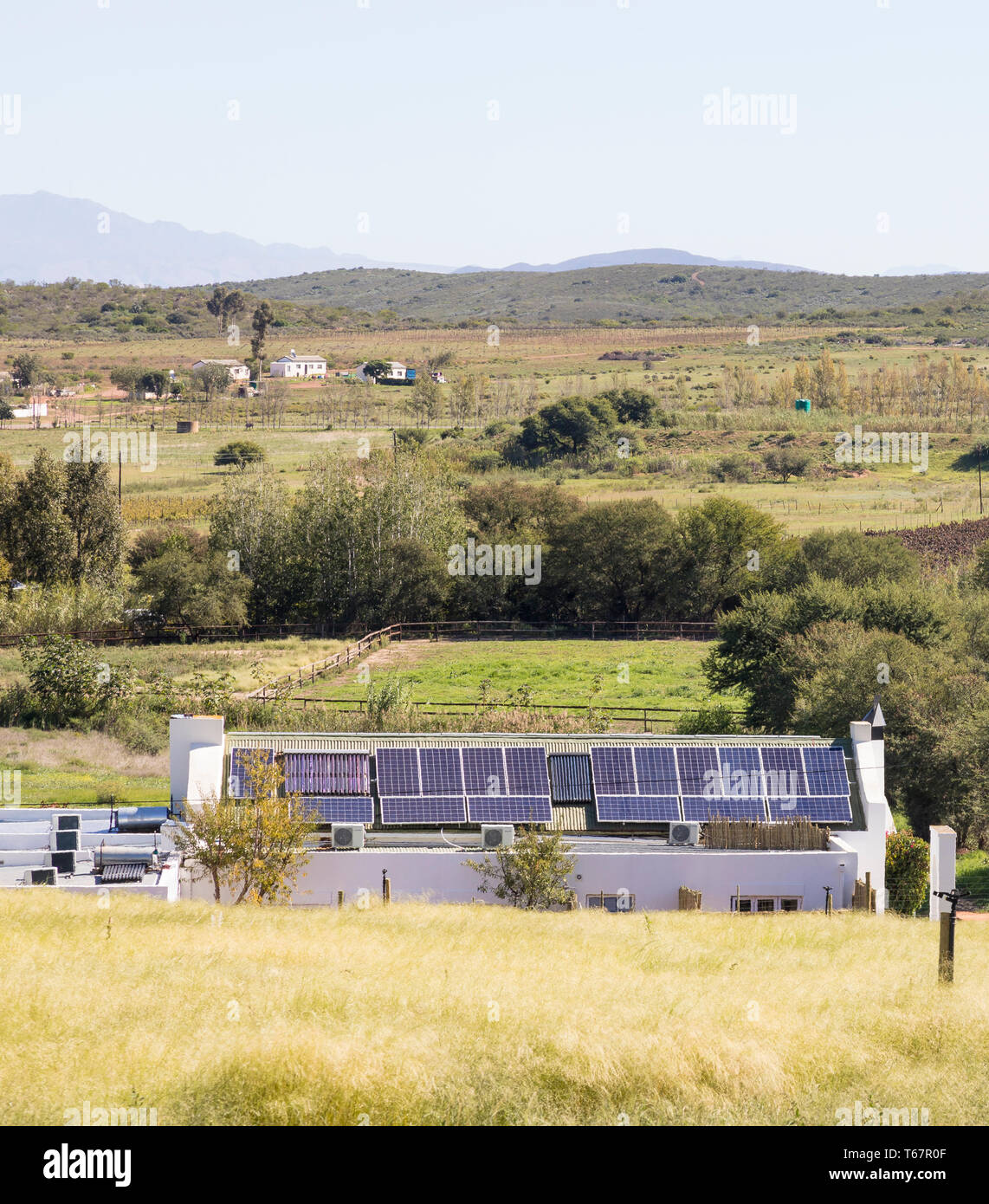Umweltfreundliches Bauernhaus mit Solarenergie, Südafrika, Dach-Photovoltaik-Zellen für Hausstrom und Solar-Warmwasser g Stockfoto