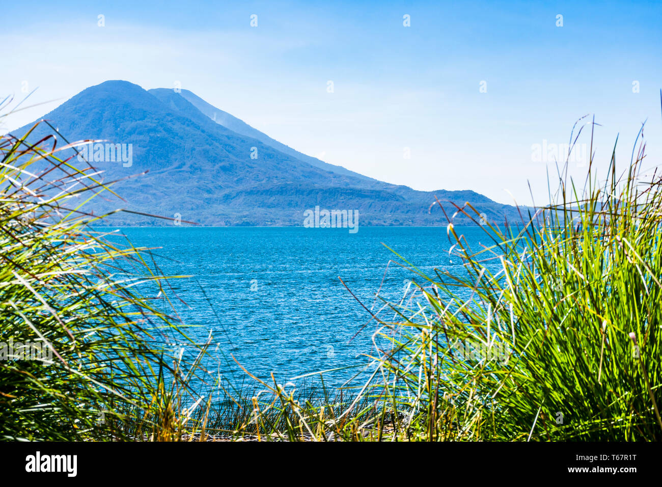 Blick auf den Lago Atitlan Atitlan mit Toliman & Vulkane am Horizont in Guatemala. Stockfoto