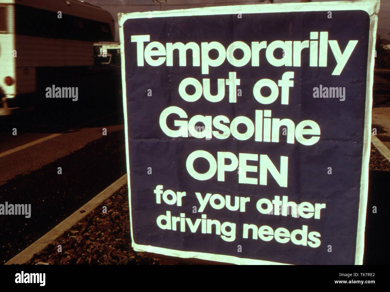 Benzin Zeichen Waren zunehmend in Oregon offensichtlich während des Monats Oktober, 1973. Stationen wie dieser am Lincoln City entlang der Küste geschlossen früher und waren geschlossen mehr, auch am Wochenende. Mit freundlicher National Archives, United States, 1973. Stockfoto