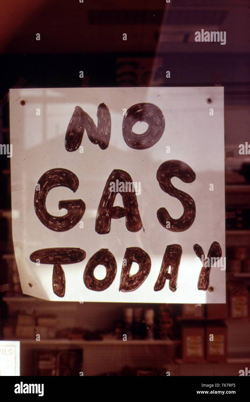 Tankstellen wie dieser am Lincoln City waren schließen früher und länger geschlossen, darunter auch die Wochenenden während der Oregon benzin Mangel im Herbst 1973. Die 'Kein gas Heute'-Zeichen ein alltäglicher Anblick geworden. Mit freundlicher National Archives, United States, 1973. Stockfoto