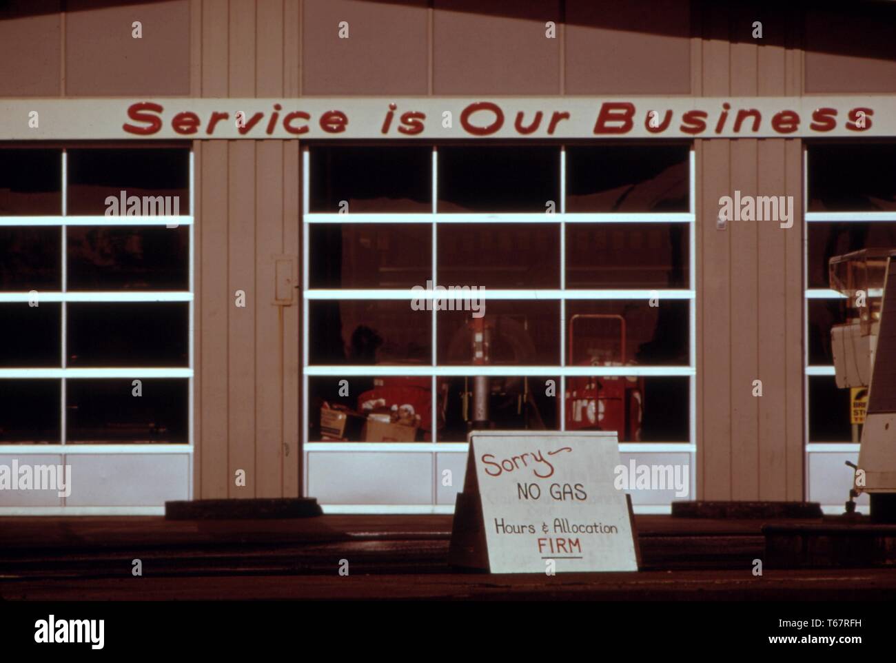 Tankstellen wie diese in Lincoln City waren schließen früher und länger geschlossen, darunter auch die Wochenenden während der Oregon benzin Mangel im Herbst 1973. 'Zeichen kein Gas" wurde eine gemeinsame Sicht. Mit freundlicher National Archives, United States, 1973. Stockfoto