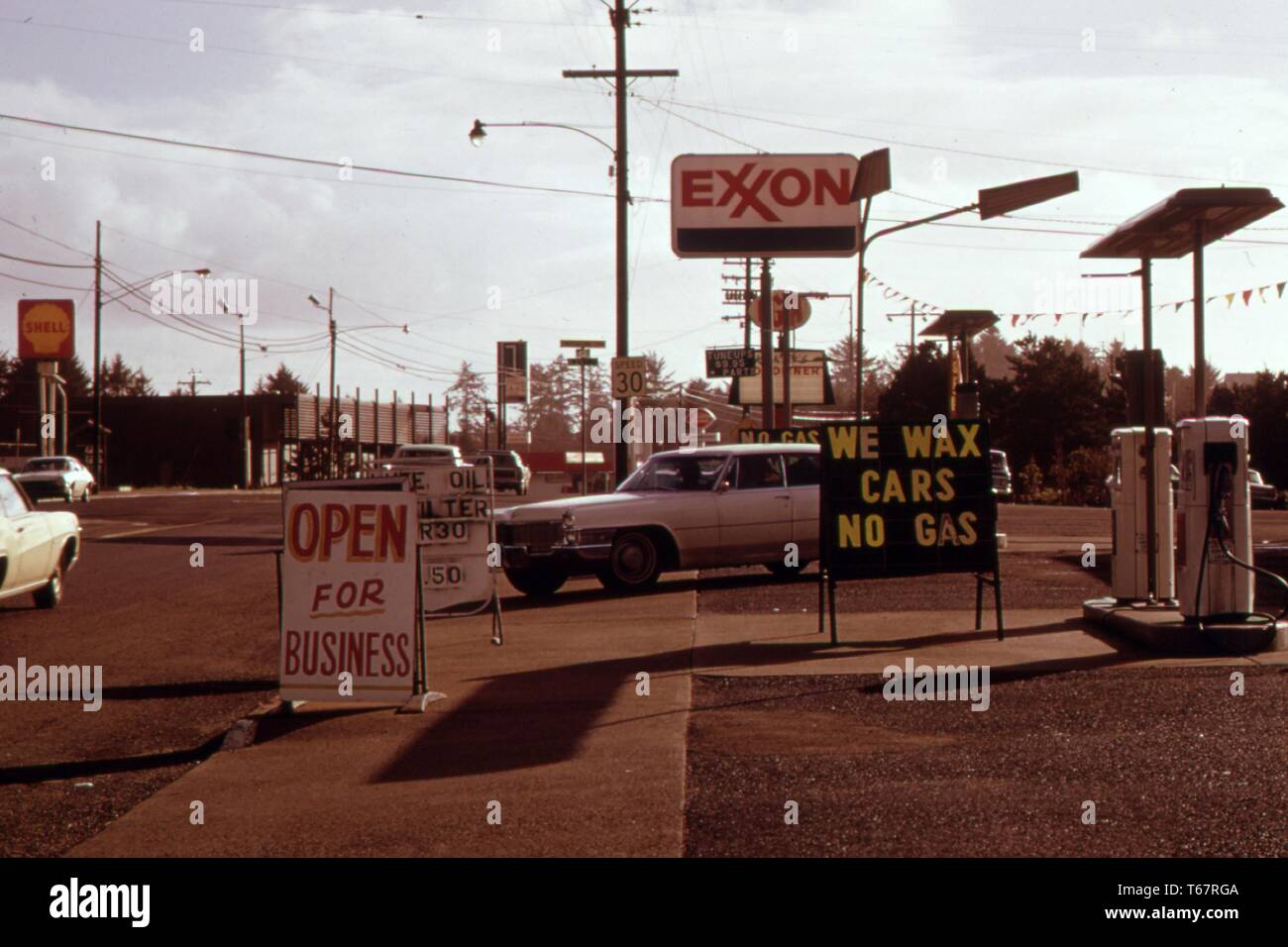 'Zeichen kein Gas" ein alltäglicher Anblick in Oregon im Herbst 1973. Diese Station an der Küste war offen für jede Art von anderen als der Verkauf von Benzin. Viele Stationen früher geschlossen, später geöffnet und geschlossen an den Wochenenden. Mit freundlicher National Archives, United States, 1973. Stockfoto