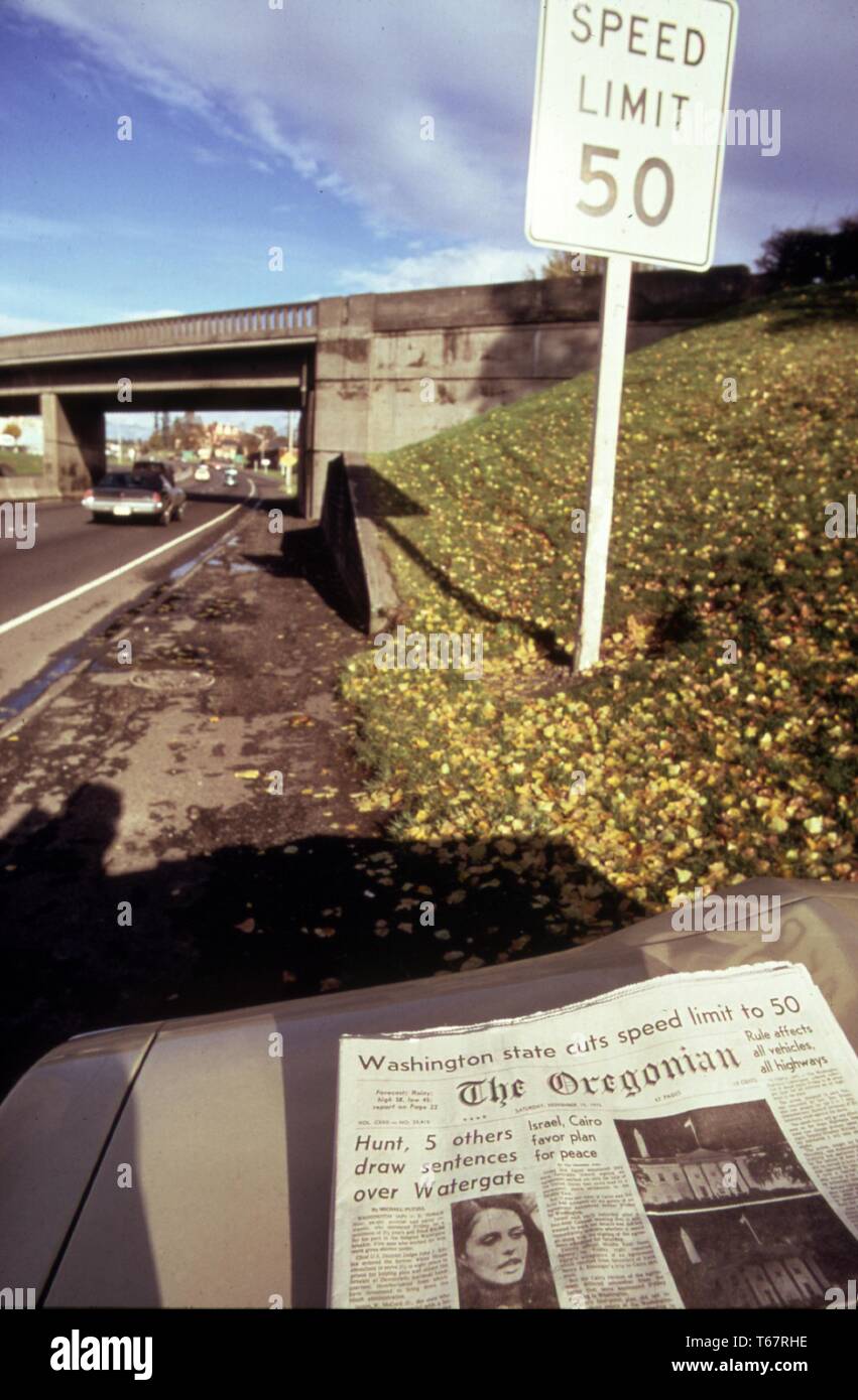 Hinweisschild auf der Interstate 5 zeigt die 50 Meile pro Stunde begrenzen, indem Beamte in diesem Staat auferlegt sowie Oregon vor einer Bestellung gebeten, die Autofahrer in der ganzen Nation zu verlangsamen. Bild zeigt auch Zeitung mit der Schlagzeile über die Einschränkung. Mit freundlicher National Archives, United States, 1973. Stockfoto