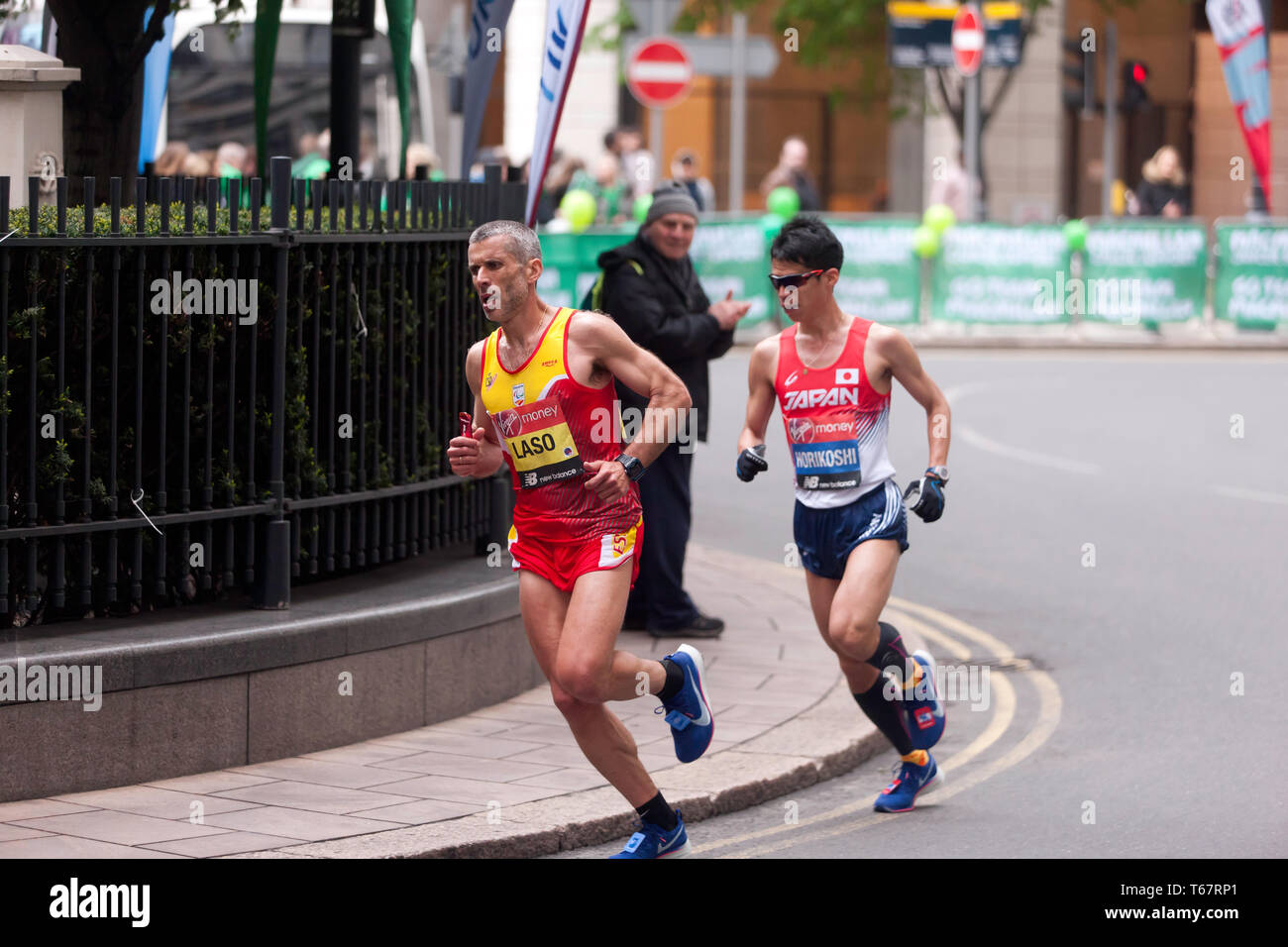 Alberto Suarez Laso (ESP), und Tadashi Horikoshi (JPN), in der London Marathon 2019 konkurrieren. Sie gingen am 3. und 4. zu beenden, in der Zeit von 02:25:50 und 02:25:56 beziehungsweise (2. und 3. in der T 11/12 Kategorie). Stockfoto