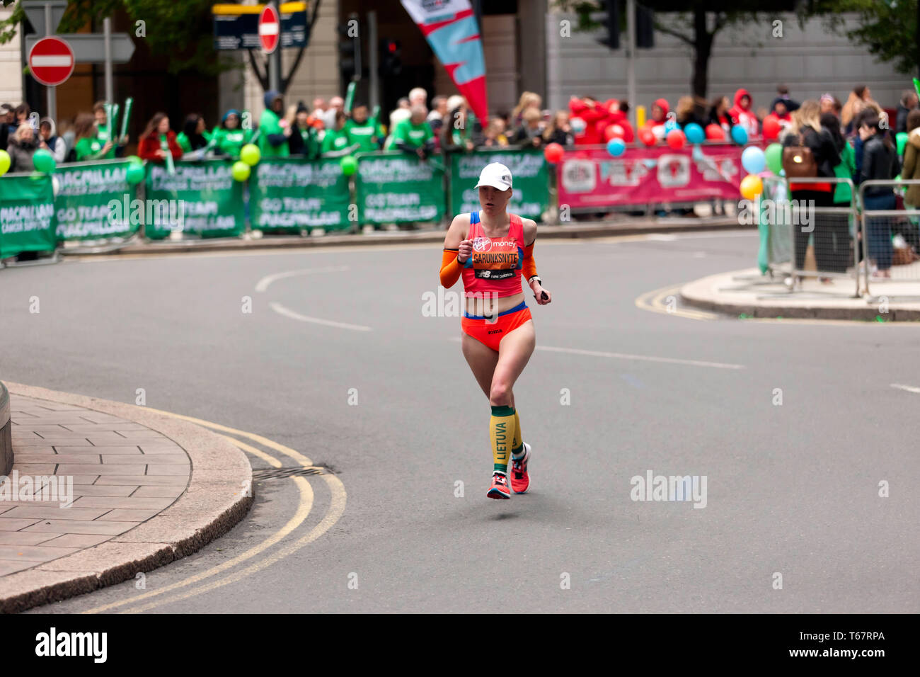 Ausra Garunksnyte (LTU), konkurrieren in der Welt Para Leichtathletik Meisterschaften, Teil der 20219 London Marathon. Ausra ging am 4. in der T 11/12 Kategorie zu beenden, in einer Zeit von 03:18:23 Stockfoto