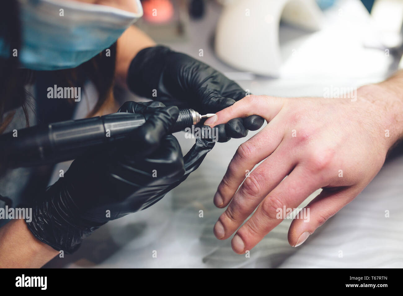 Herren Manikure Professionelle Manikure Fur Menschen Durch Manikure Maschine Ein Mann Eine Manikure Im Schonheitssalon Kosmetikerin Master Trimmen Und Stockfotografie Alamy