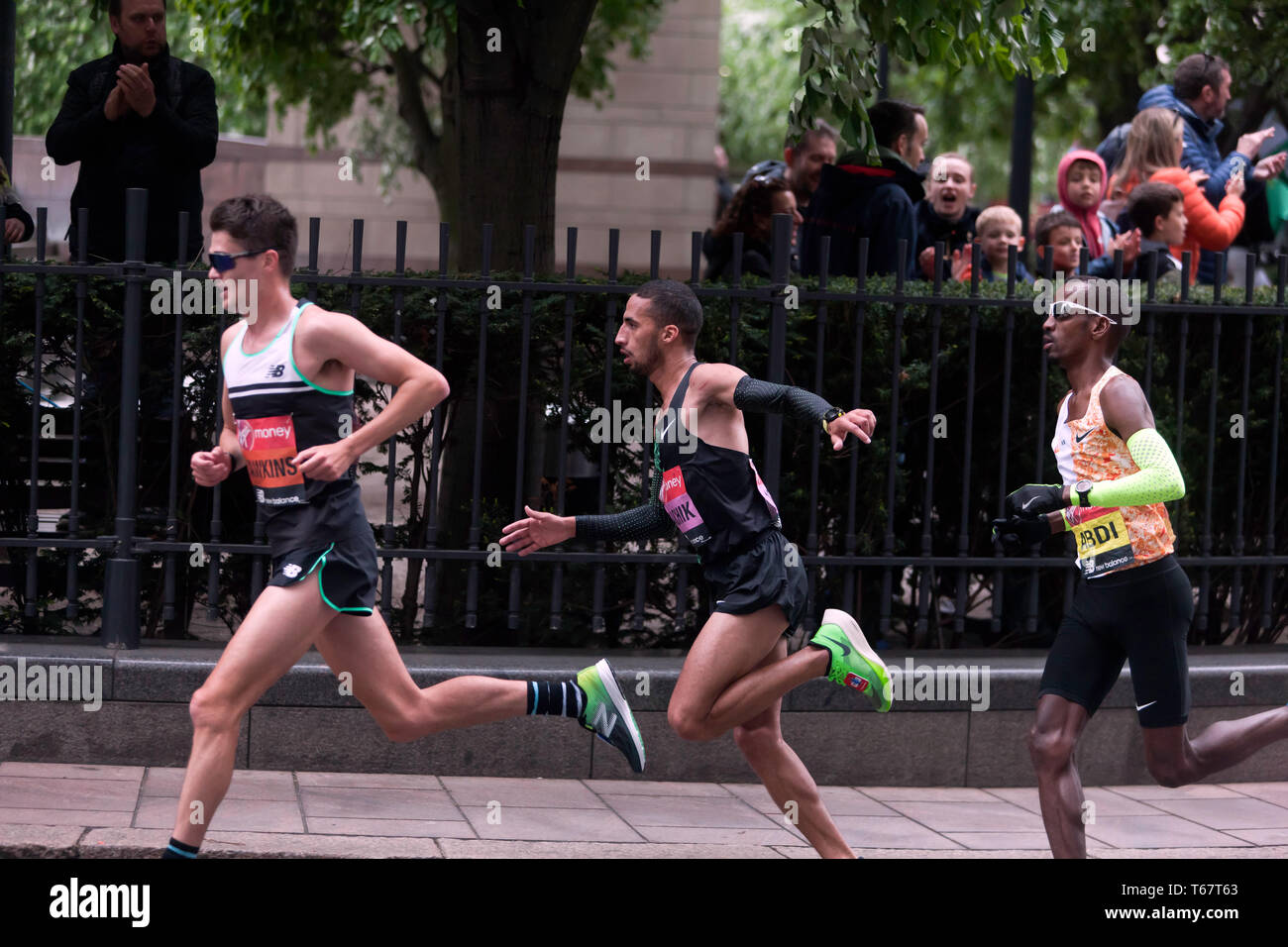 Callum Hawkins (GBR), Yassine Rachik (ITA) und Bashir Abdi (BEL), kämpft es sich um Canary Wharf, während der 2019 London Marathon. Sie fuhr fort, zu 10., 9. und 7. Jeweils im Elite Rennen der Männer beenden. Stockfoto