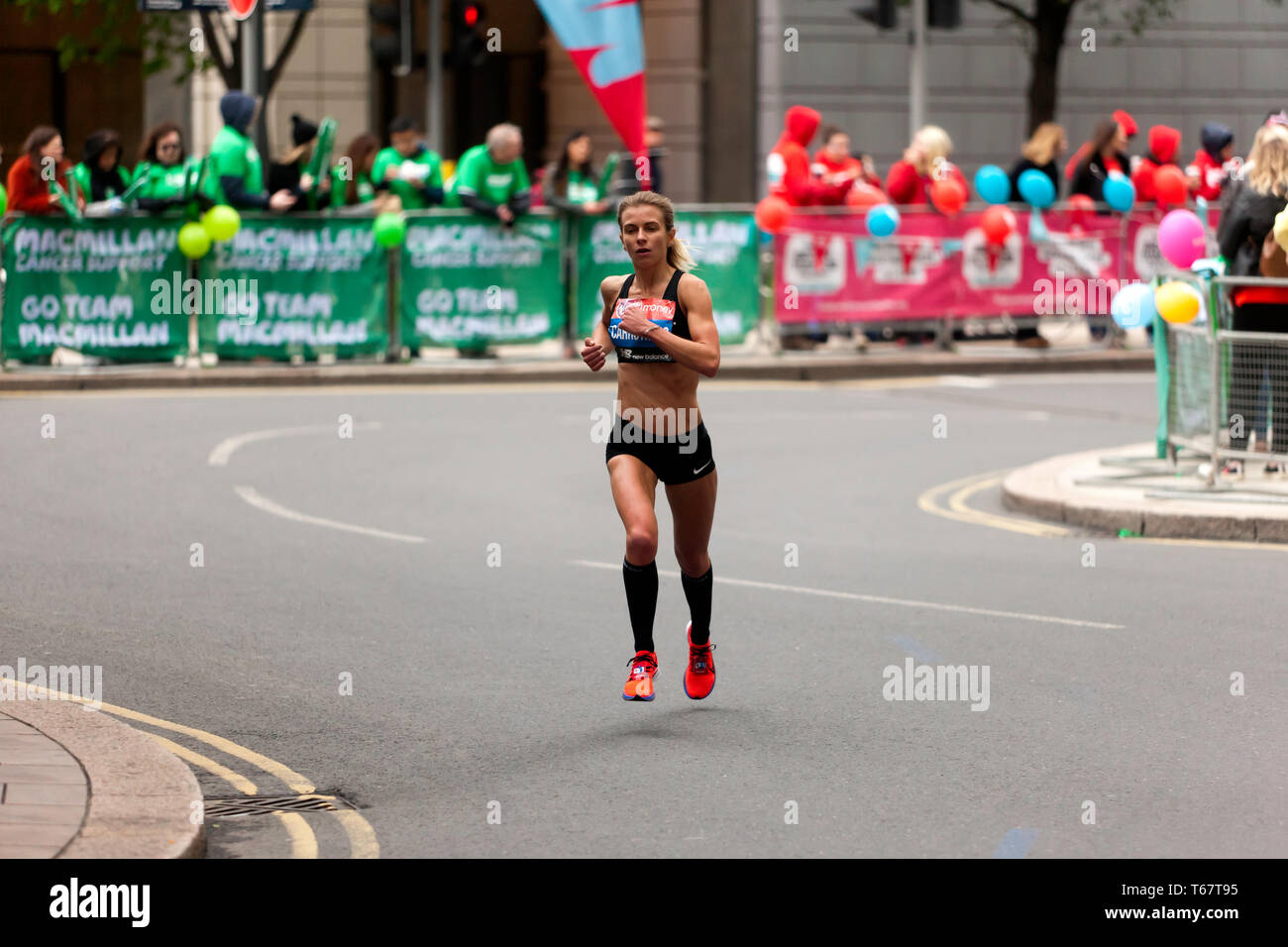 Hayley Carruthers (GBR), konkurrieren in 2019 der Elite Frauen London Marathon. Sie ging am 18. in ihrer Kategorie zu beenden, mit einer Zeit von 02:33:59 Stockfoto