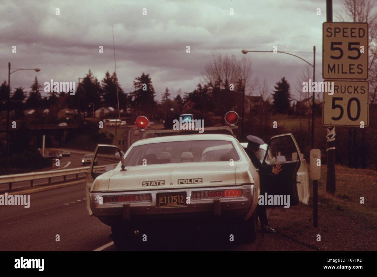 Die Autofahrer wurden von der Polizei gestoppt, wenn Sie die 55 Kilometer pro Stunde auf Autobahnen, die eine frühere Grenze von 70 überschritten. Die Aktion wurde durchgeführt Kraftstoff während der Krise im Pazifik nordöstlich zu schonen. Dies ist auf 80 n östlich von Portland. Mit freundlicher National Archives, United States, 1973. Stockfoto