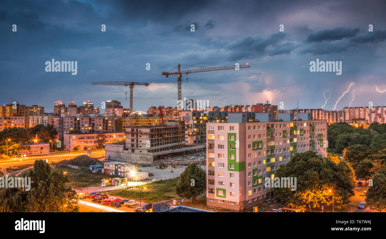 Die Blitze über dem Gehäuse. Sturm in der Stadt. Stockfoto